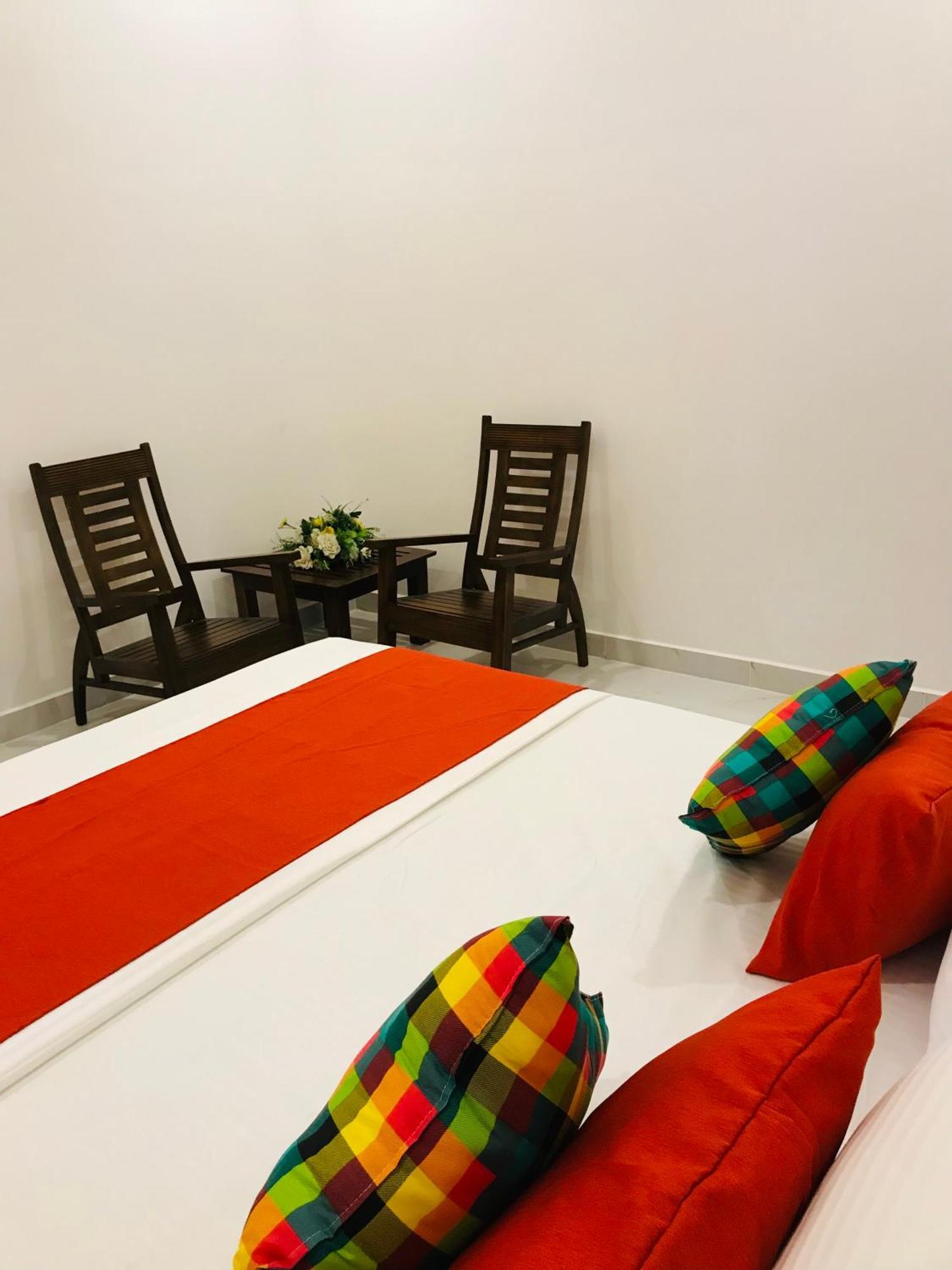 Sri White Villa Airport Boutique Hotel Katunayaka Eksteriør billede