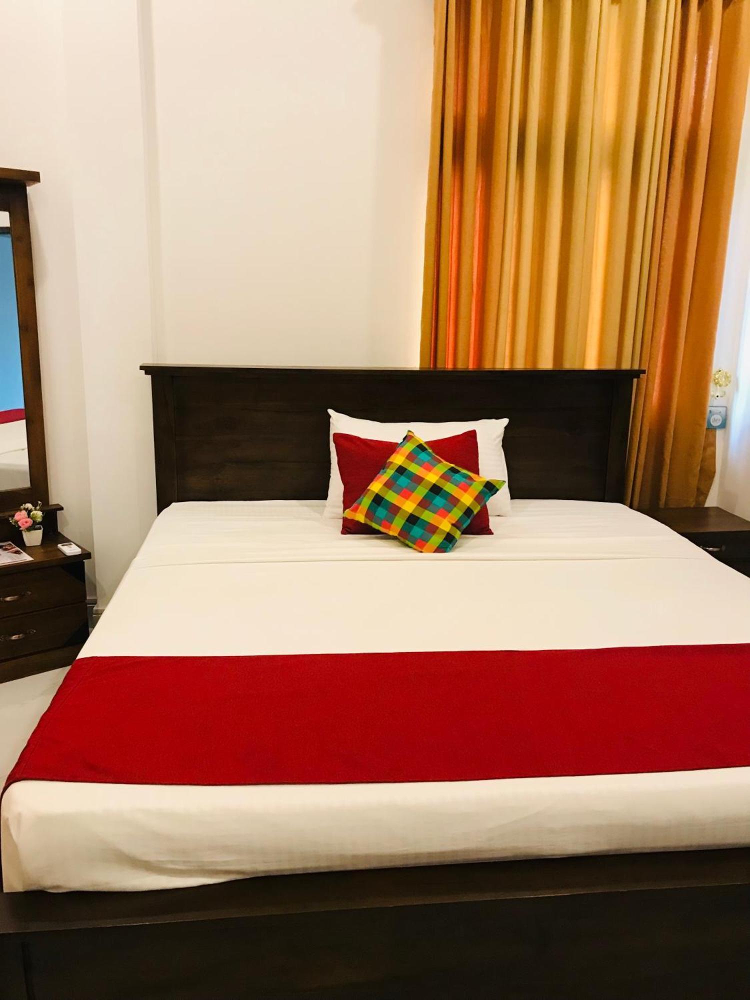 Sri White Villa Airport Boutique Hotel Katunayaka Eksteriør billede