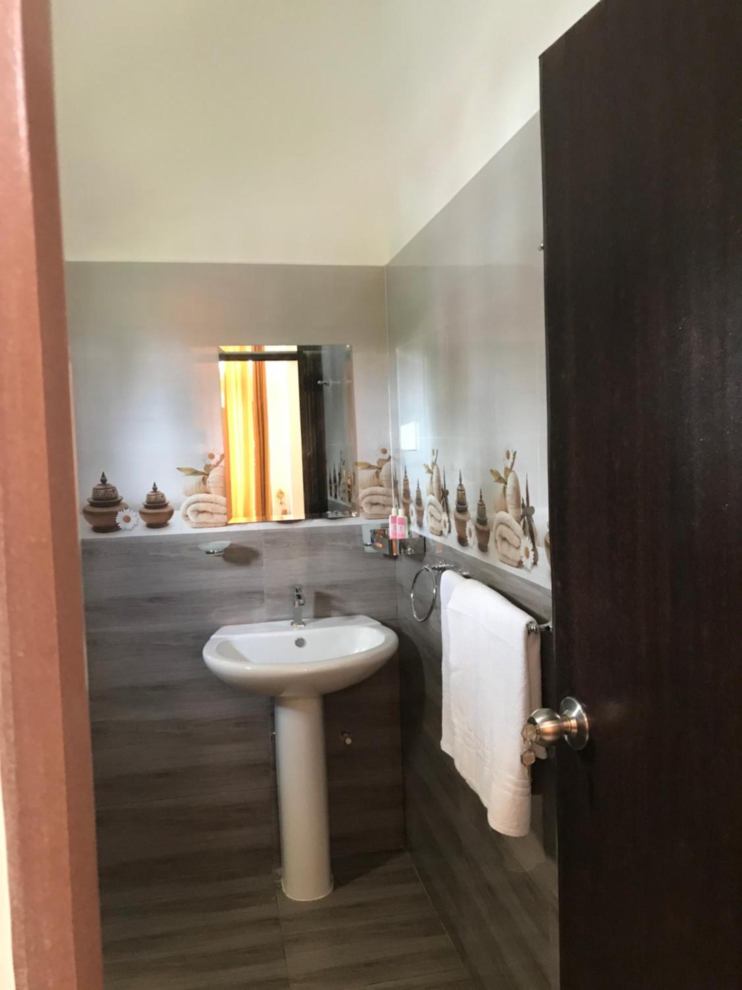 Sri White Villa Airport Boutique Hotel Katunayaka Eksteriør billede