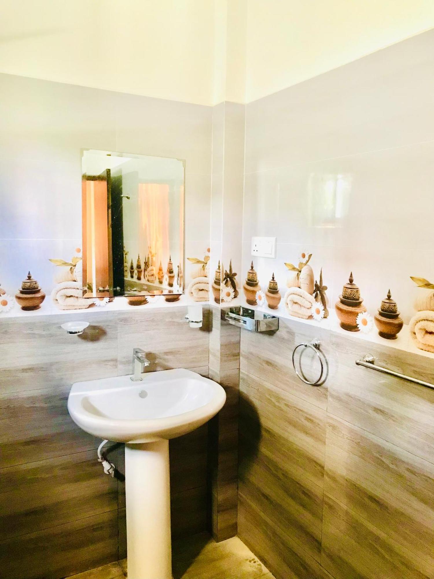 Sri White Villa Airport Boutique Hotel Katunayaka Eksteriør billede